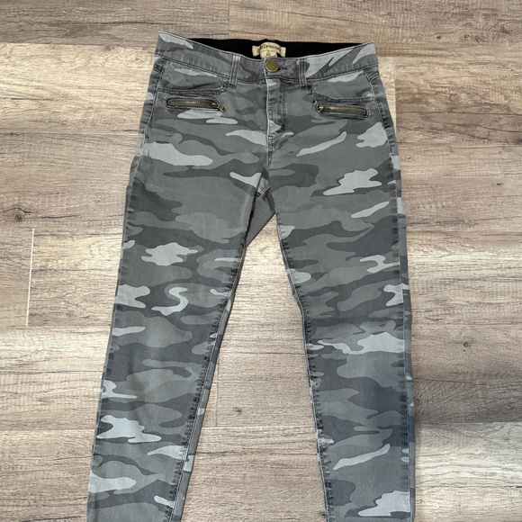 DEMOCRACY “Ab”technology Camo Cropped Pants (Size 8) - Picture 3 of 13